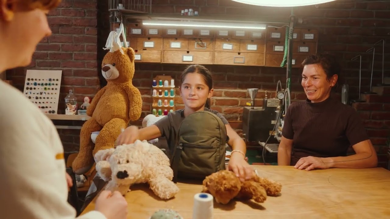 Une jeune entrepreneure présente ses peluches dans son atelier